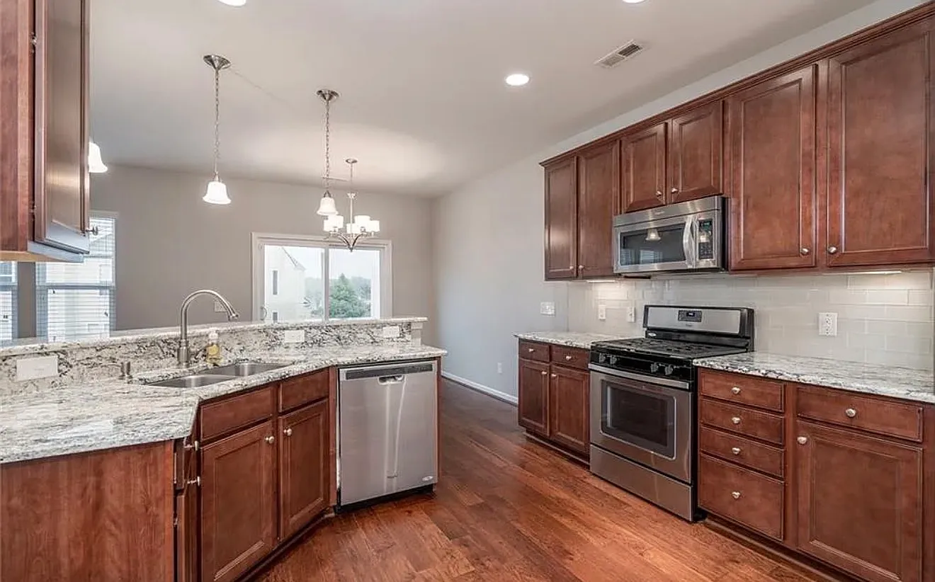 3 bed, 2.5 bath, 1896 sqft, $2,600 — Photo 2
