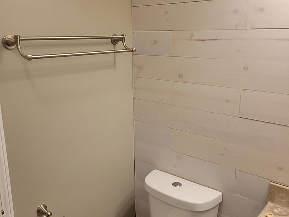 4th image of 1112 Pierce Dr