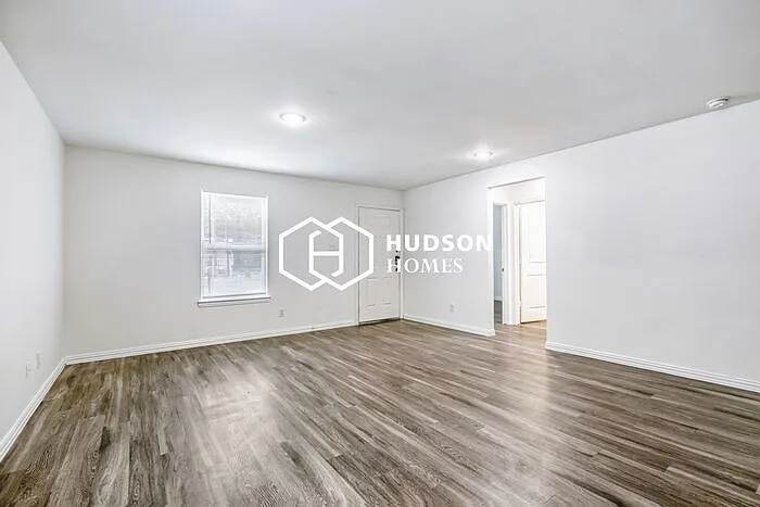 3 bed, 2.0 bath, 1090 sqft, $1,149 — Photo 3