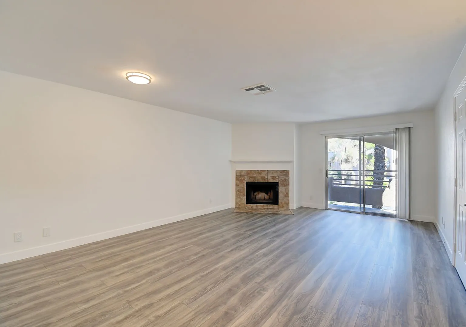 Renovated 2BR/2BA Condo w/ Fireplace, Balcony & In-Unit Laundry Sunset Bay — Photo 3