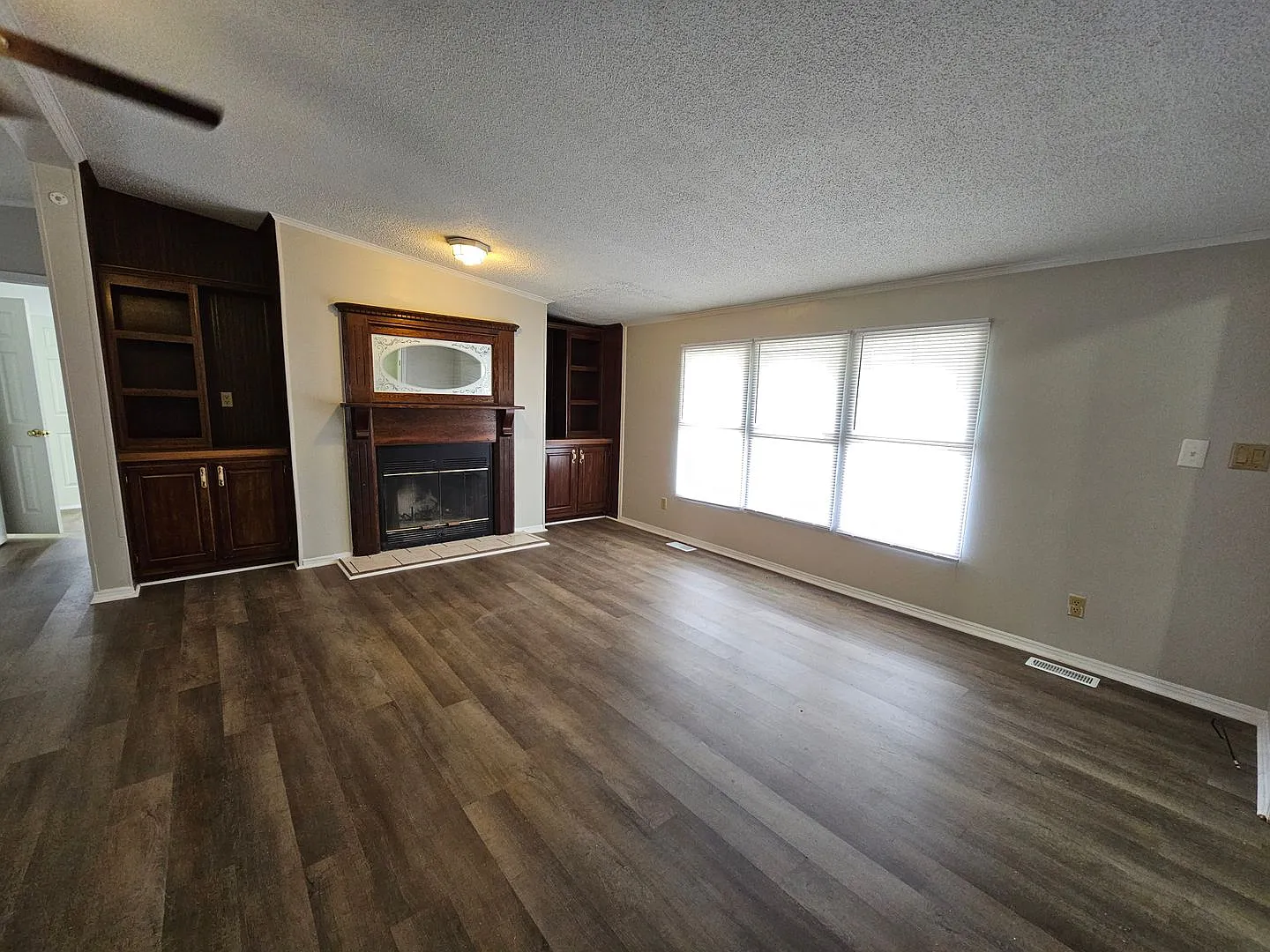 Renovated 3 Bedroom 2 Bath Home- Minutes from Shopping & Restaurants — Photo 3