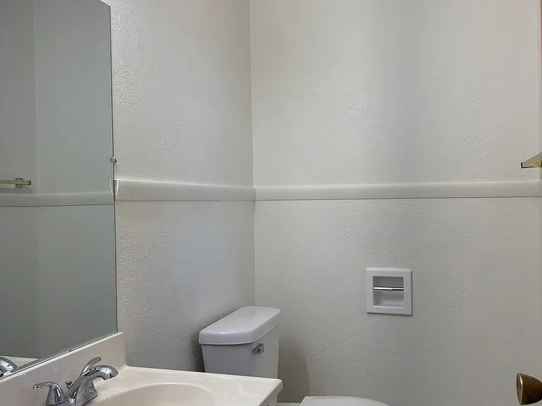 Spacious 3 Bedroom Townhome Available Now Great Location! — Photo 34