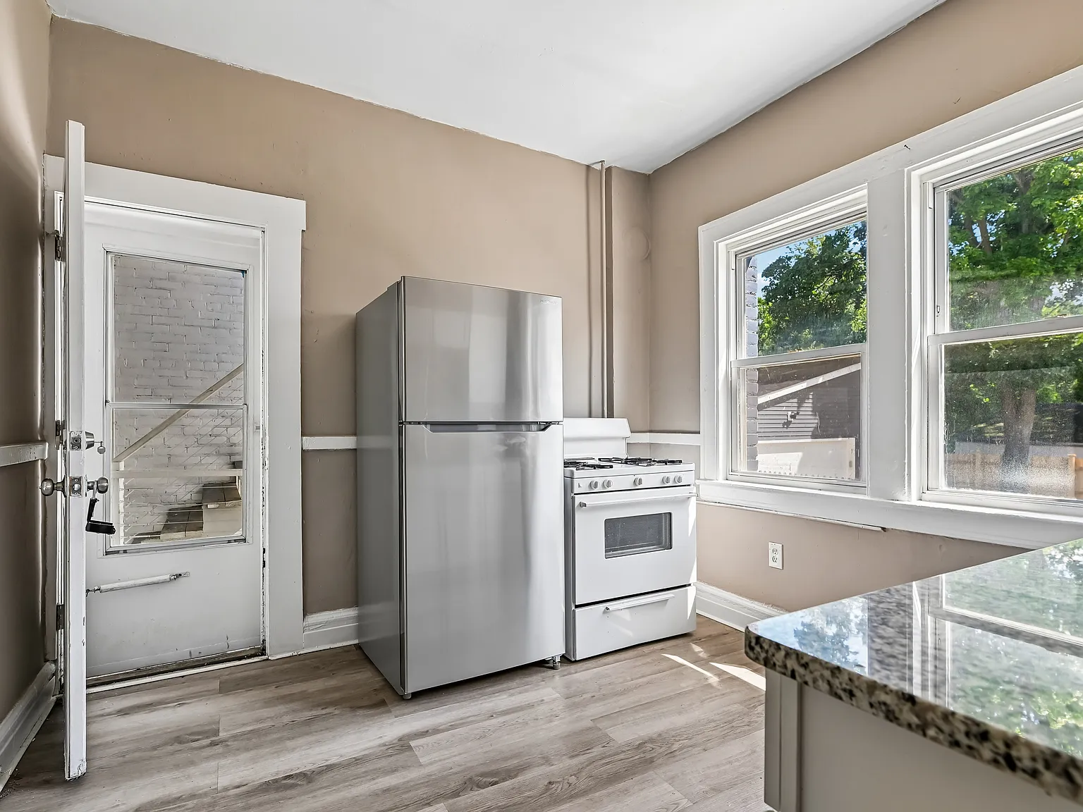 10703 Lee Ave — Photo 4