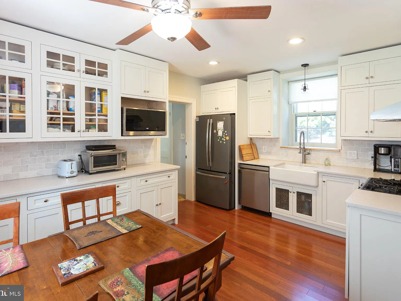 6 bed, 5.0 bath, 3528 sqft, $4,400 — Photo 3