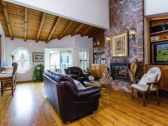 4th image of 959 Waterbury Ln
