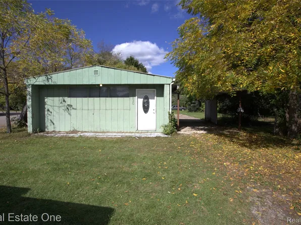 4830 Hatchery Rd, Waterford, MI 48329
