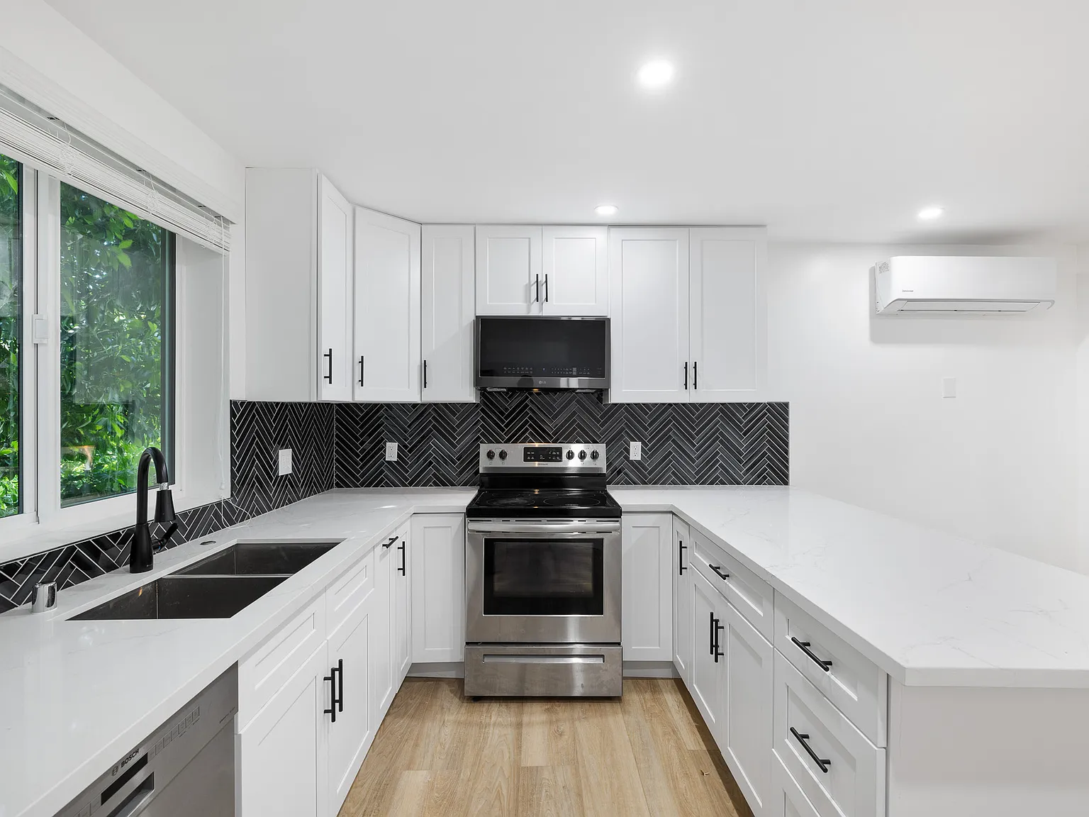 Encino Country Club Apartments — Photo 3