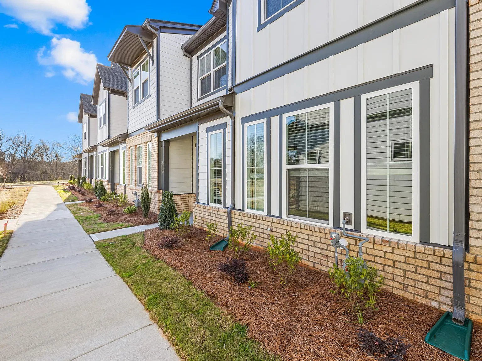 4 bed, 3.5 bath, 2380 sqft, $2,595 — Photo 3