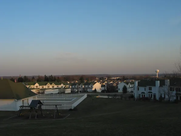 203 Spring Point Dr, Carpentersville, IL 60110