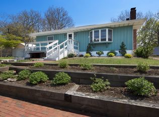 38 Oakhurst Rd, Hampton Bays, NY 11946