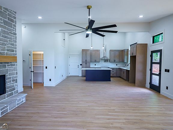 2nd image of 215 Brookhaven Dr