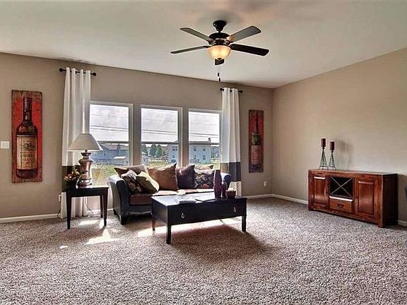 ENTERTAINMENT SIZED GREAT ROOM WITH LARGE WINDOWS