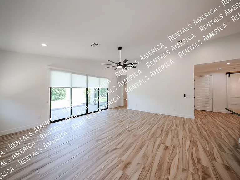 2418 E Amelia Ave — Photo 3