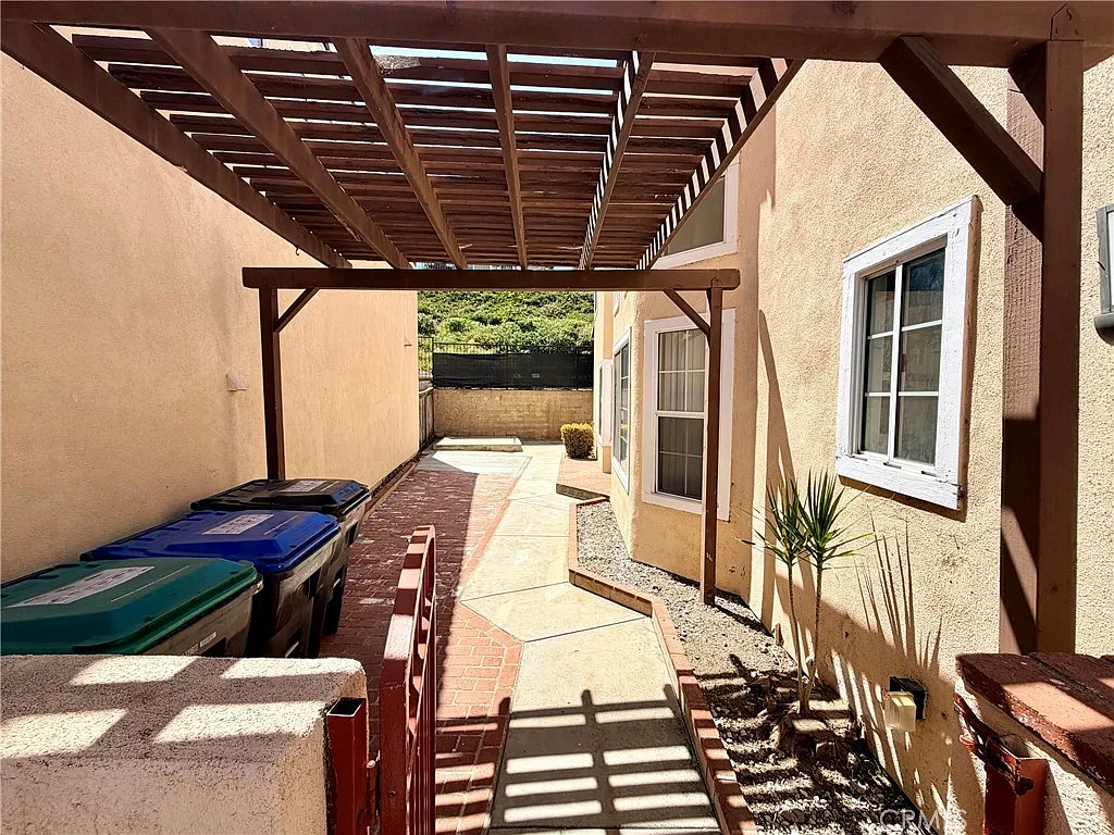 3 bed, 2.5 bath, 1621 sqft, $3,350 — Photo 3