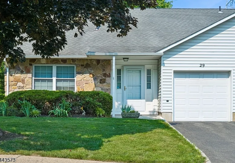 29 Coachlight Dr — Photo 1