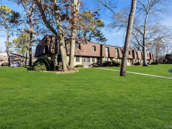 35 Newbrook #35, Bay Shore, NY 11706