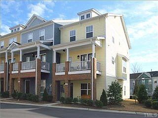 Fantastic end unit town home in Cary Park. Wonderful location. 