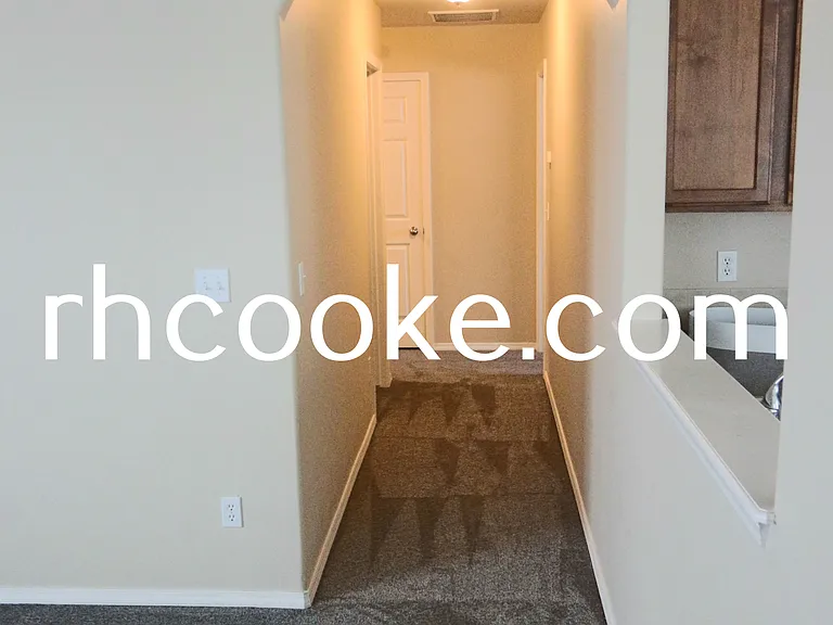 9204 N Oak St — Photo 4