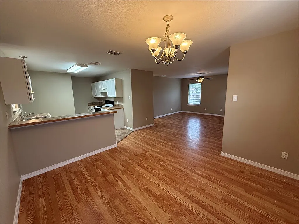3 bed, 2.0 bath, 1168 sqft, $1,500 — Photo 2