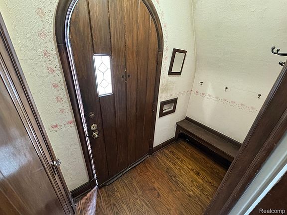 4th image of 820 Winchester Ave