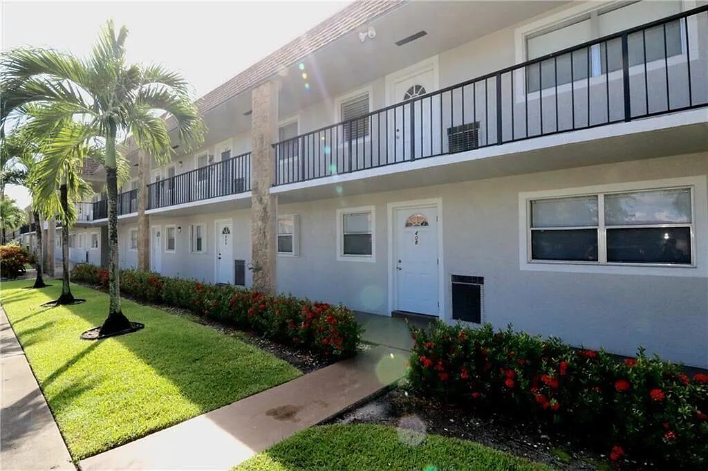 2 bed, 777 sqft, $1,900 — Photo 1