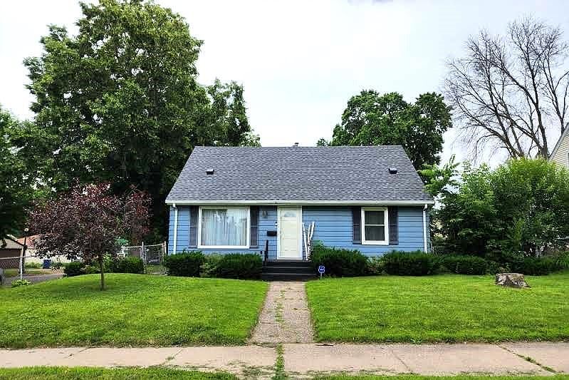 1st image of 736 Hyacinth Ave E