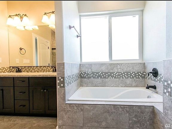 3rd image of 915 E Olympia