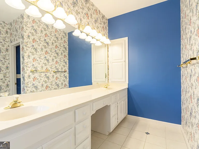 612 Redbud Ln — Photo 48