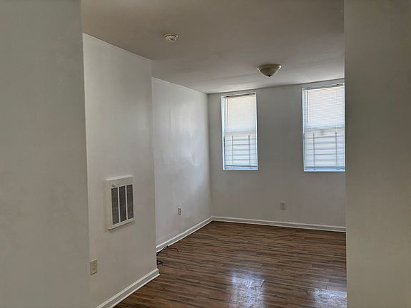 4th image of 885 Belmont Ave