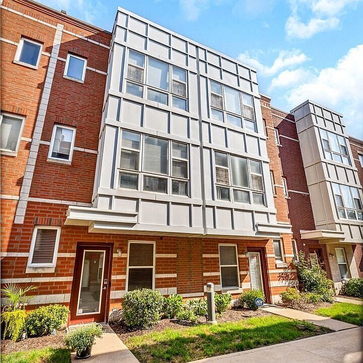 1st image of 3244 N Kilbourn Ave #4