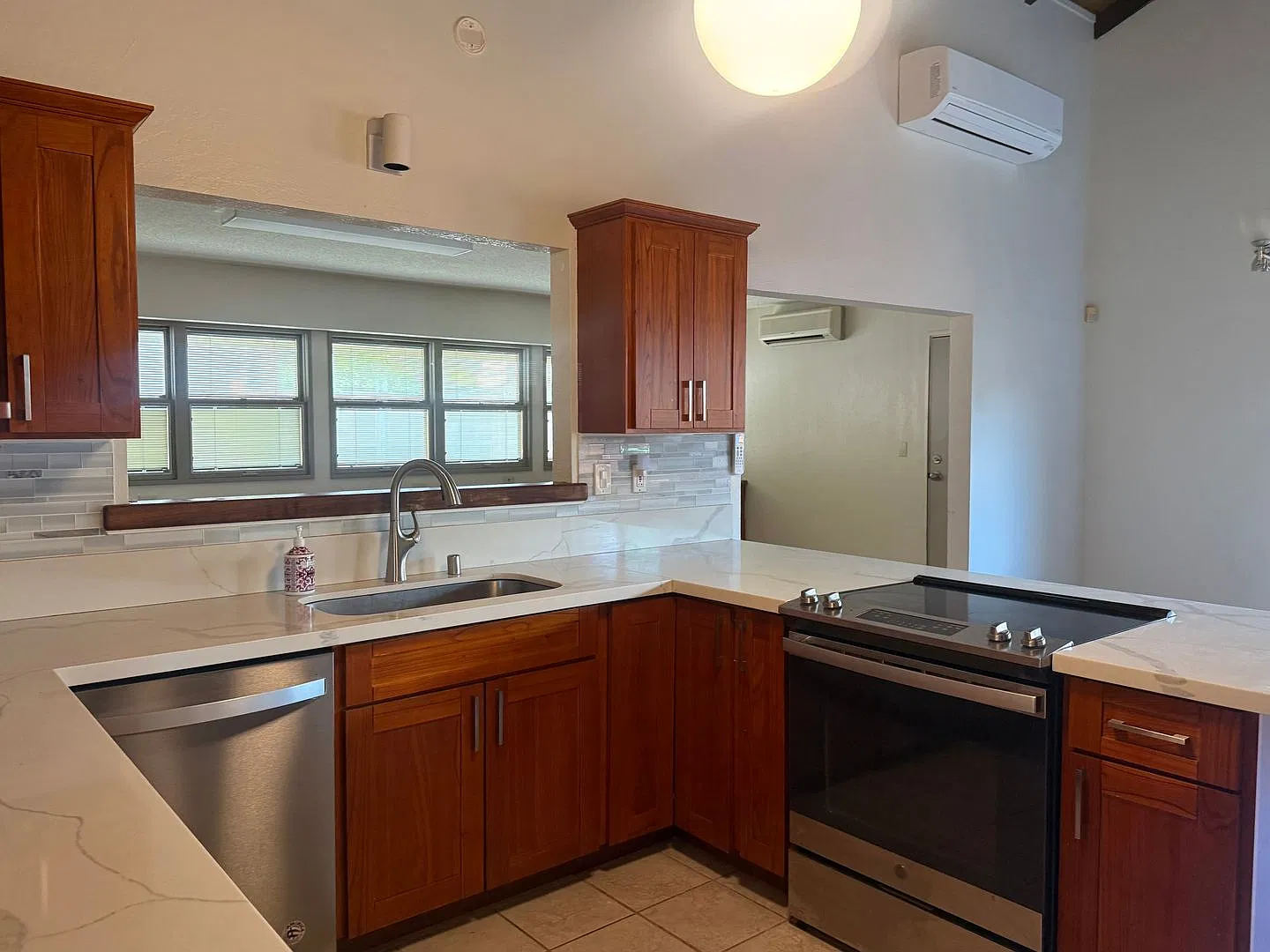 Upgraded 4 Bedroom, 2 Bath Single Family House in a Quiet Neighborhood — Photo 2