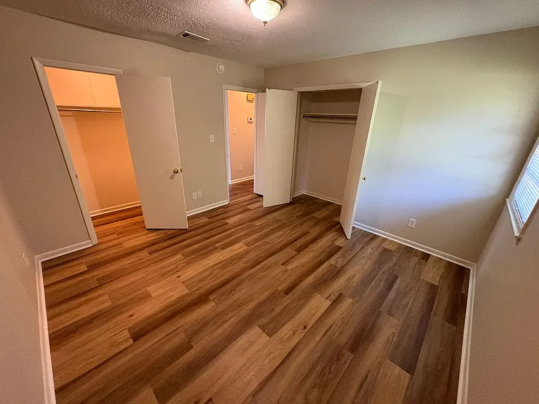 728 Montclair Dr — Photo 16