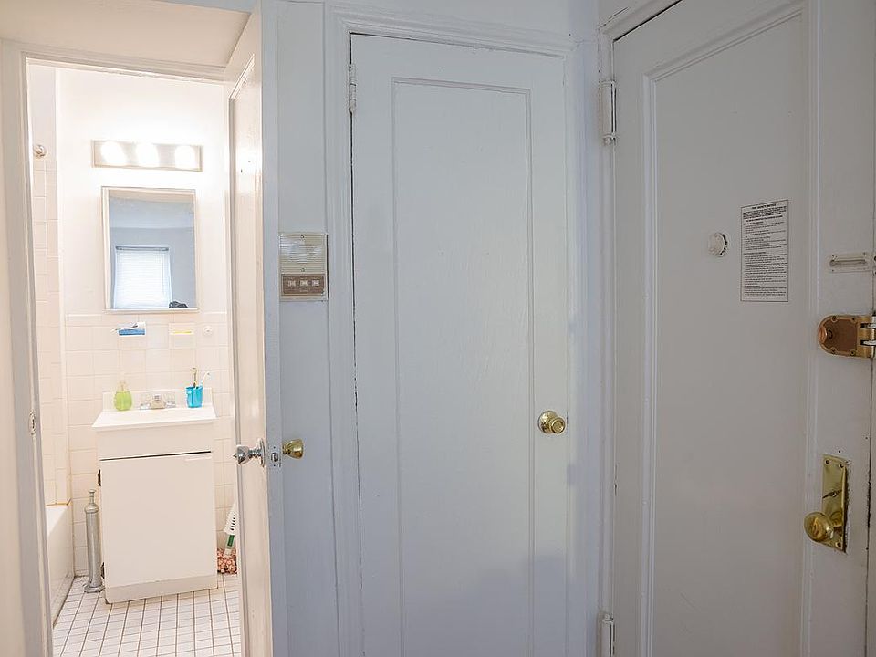 2nd image of 1044 Winthrop St #5