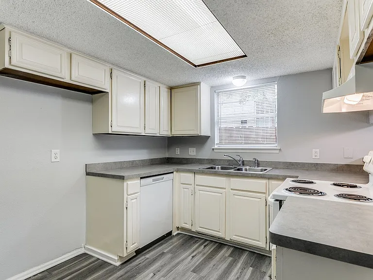 13226 Chesterton Dr — Photo 13