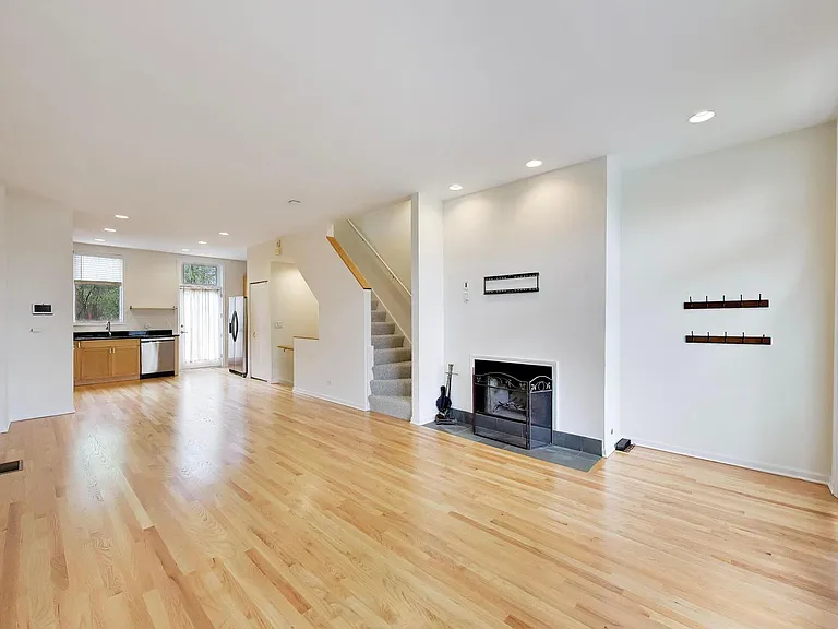 1806 W Argyle St #G — Photo 2