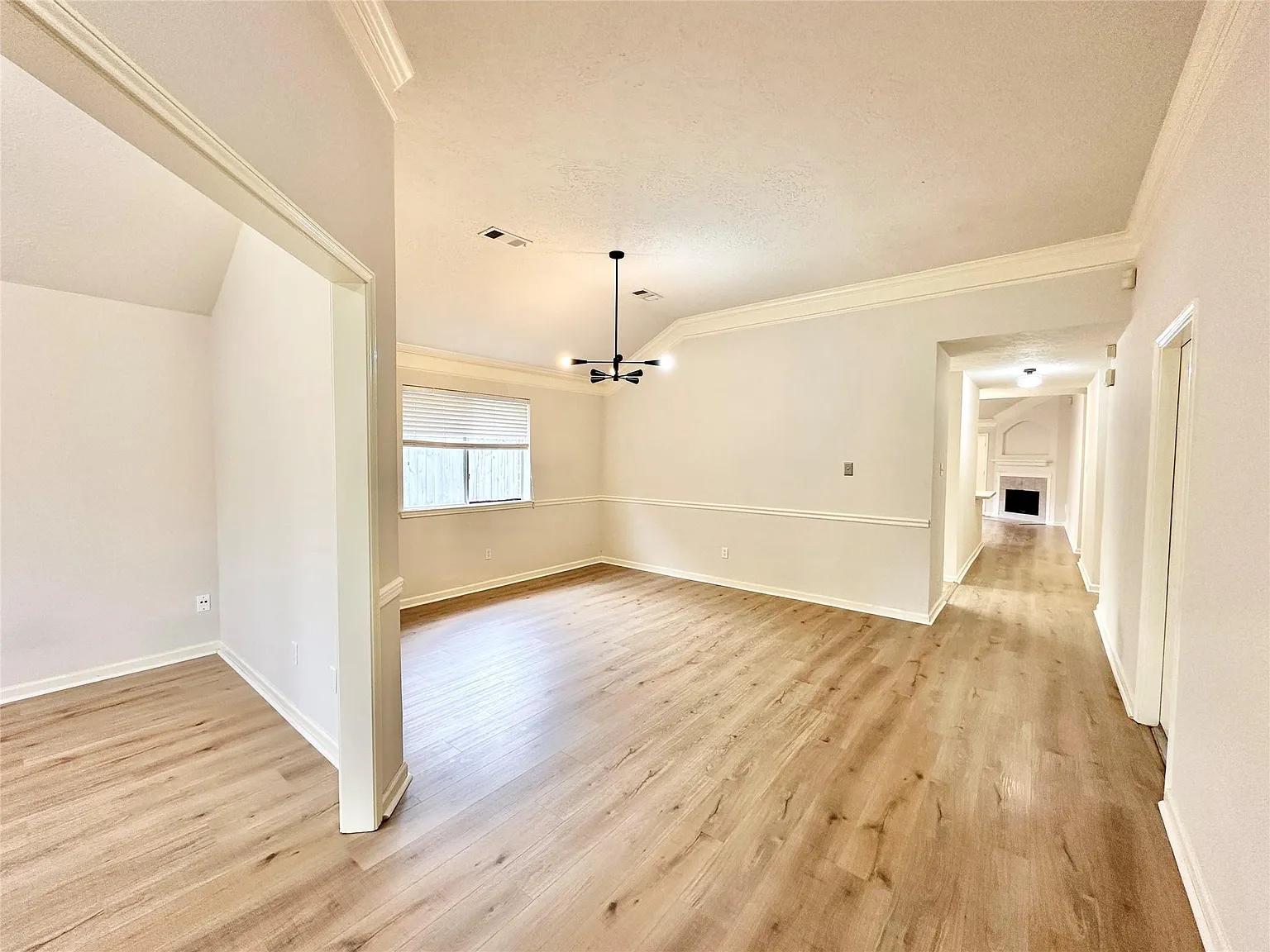 3 bed, 2.0 bath, 1944 sqft, $1,850 — Photo 3