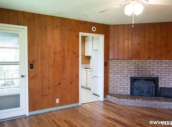3rd image of 4409 Glenwood Dr SE