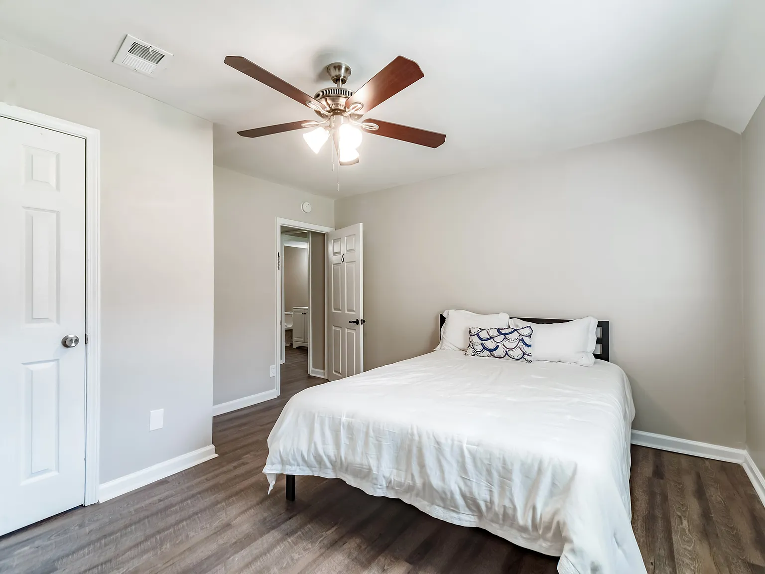 4 bed, 3.0 bath, 2979 sqft, $845 — Photo 1
