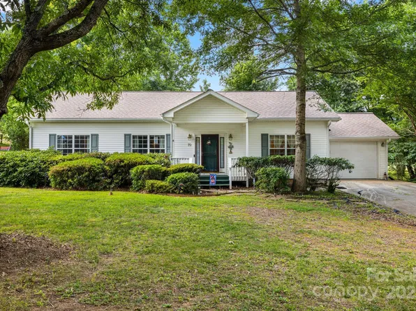 19 Ivy Garden Dr, Candler, NC 28715