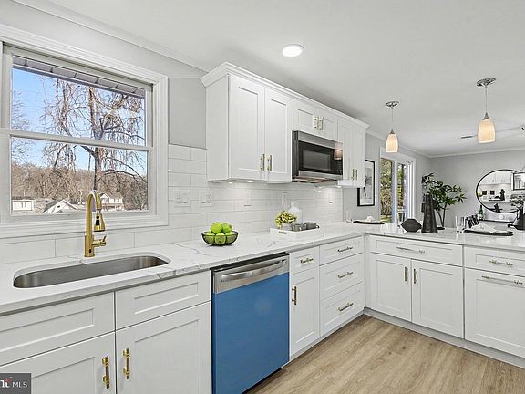 5th image of 1009 Maple Rd