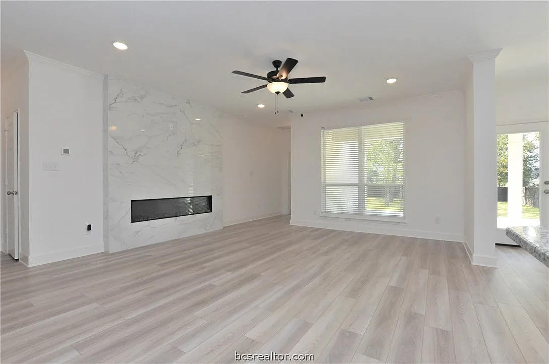 4 bed, 3.5 bath, 2600 sqft, $3,200 — Photo 4
