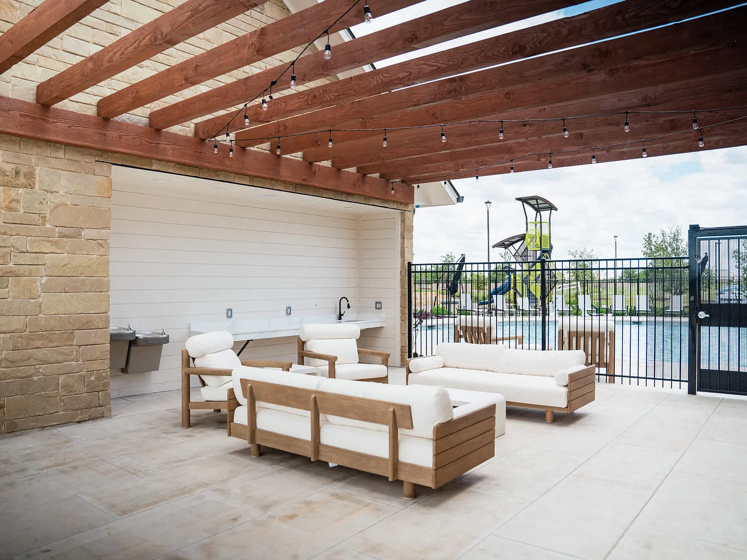 Dwelling at New Braunfels — Photo 4