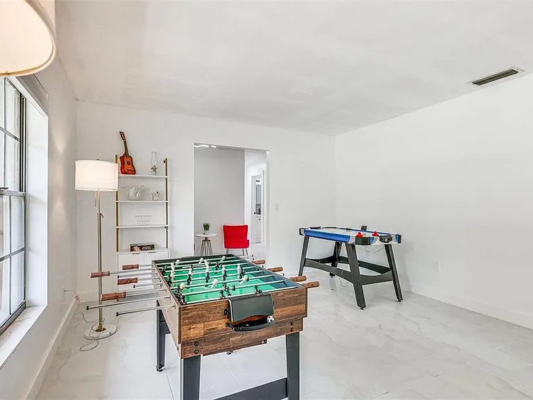 920 Lakeview Dr — Photo 12