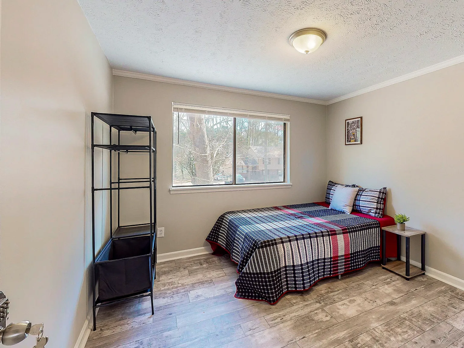 4 bed, 3.0 bath, 1800 sqft, $650 — Photo 2