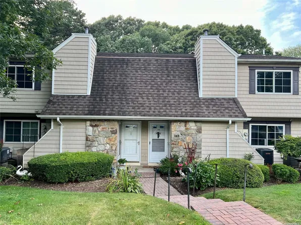 246 Lake Point Circle #246, Middle Island, NY 11953