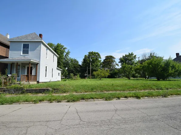 820 W 1st St, Muncie, IN 47305