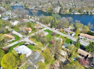 35 Lakeview Dr, West Milford, NJ 07480