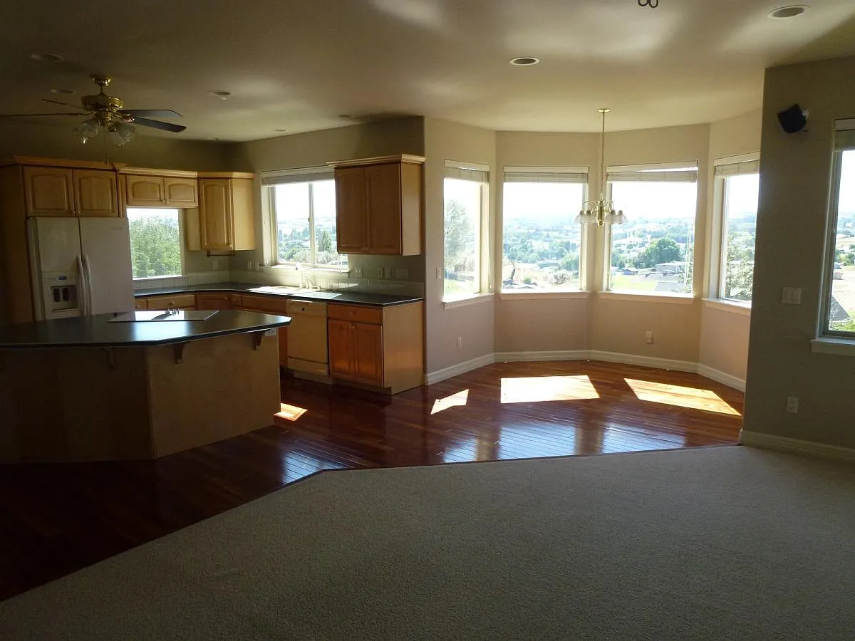 5 bed, 5200 sqft, $4,000 — Photo 2
