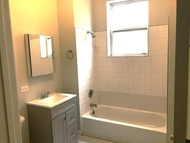 1021 E 62nd St #2 — Photo 4