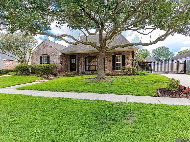 1738 Great Oak Dr — Photo 2